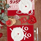お買い得  Placemats＆Coasters＆Trivets-バレンタインデーのプレースマット4枚セット。ハートやバラの模様が特徴のロマンチックで装飾的なテーブルマット。丈夫で耐熱性があり、ダイニングテーブルの装飾に愛のタッチを加えるのに最適です。