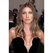 voordelige Beroemdheden pruiken-Hailey Bieber geïnspireerde pruik golvende asymmetrische pruik halflang bruin synthetisch haar dames modieus design zacht natuurlijk bruin