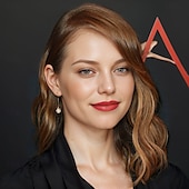 voordelige Beroemdheden pruiken-emma stone geïnspireerde pruiken synthetische pruik golvende asymmetrische pruik halflang bruin synthetisch haar dames modieus design zacht natuurlijk bruin