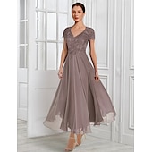 billige Med jakke-To Del A-Linje Mor til Bruden Kjole Formell Bryllups gjest Elegant V-Hals Te Lengde Chiffon Blonde Kort Erme Jakke Kjoler med Draperinger Applikasjoner gratis tilpasset størrelse