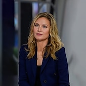 economico Parrucche delle celebrità-parrucche ispirate a michelle pfeiffer parrucca sintetica parrucca asimmetrica ondulata lunga bionda capelli sintetici design alla moda da donna bionda naturale morbida