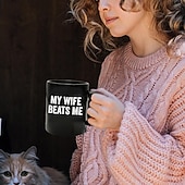 Χαμηλού Κόστους Κούπες &amp; Φλυτζάνια-αστεία κούπα συζύγου η γυναίκα μου με χτυπά αστείο φλιτζάνι καφέ σαρκαστικό δώρο φίμωσης για άντρες από σύζυγο δώρο γενεθλίων ή επετείου συζύγου 11oz μαύρη κεραμική κούπα