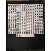 economico Forniture per feste-Set di mahjong americano: 166 tessere bianche con borsa rossa e accessori; 4 rastrelliere per mahjong tutto in uno con spingitori; set completo di mahjong occidentale.