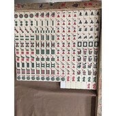 economico Forniture per feste-Set di mahjong americano: 166 tessere bianche con borsa rossa e accessori; 4 rastrelliere per mahjong tutto in uno con spingitori; set completo di mahjong occidentale.