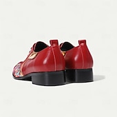 tanie Elementarne Buty Eleganckie-Męskie czerwone skórzane buty wizytowe z kwiatowym haftem i metalowymi akcentami w złotym kolorze – eleganckie obuwie na wesela i wieczorne wydarzenia