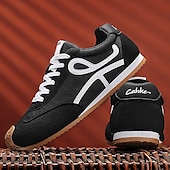 preiswerte Sneaker für Herren-weiße sportliche Herren-Sneaker mit roten und blauen Akzenten – lässig, leicht, ideal für einen aktiven Lebensstil und Outdoor-Aktivitäten