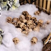 levne Halloweenové závěsné a stolní dekorace-40 ks halloweenských mini lebek do výplně do vázy, sada usměvavých pryskyřičných lebek duchů do miniaturní zahrady, strašidelná halloweenská dekorace do květináče do terária a na vystavené květináče.