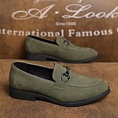 levne Pánské nazouváky a mokasíny-Pánské olivově zelené mokasíny – stylové nazouvací boty z imitace semiše s kovovou přezkou pro ležérní business looky, večeře, rande i kancelářské nošení