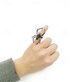 economico Maschera di Halloween &amp; Accessori-20/50 pezzi di anello da ragno per Halloween, accessorio realistico in plastica per costume da ragno per la festa di Halloween, anello da ragno spaventoso per il festival dei fantasmi