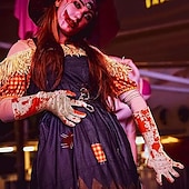 olcso Halloween maszk és kellékek-Kétrészes halloween parti véres kesztyű és vérfoltos zokni, tökéletes halloween cosplayhez, jelmezhez és ijesztő parti kellékekhez