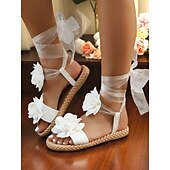 economico Casuale-sandali piatti con lacci e fiori bianchi da donna, stile casual da sposa, scarpe da sposa da spiaggia con cinturini a nastro e dettagli floreali