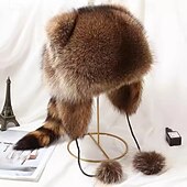 abordables Chapeaux-Bonnet en peluche marron de Noël avec queue de raton laveur pour adultes, doté d&#039;un design classique avec des cache-oreilles et une queue, parfait pour les activités de plein air hivernales