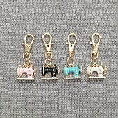 abordables Arts, artisanat et couture-Lot de 4 mini porte-clés pour machine à coudre, un point de mémoire et de signification, pendentif vintage en alliage de zinc et strass, pour sac à main, sac à main, breloque, cadeau