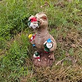 Недорогие Садовый декор-Статуэтка гнома, хватающего динозавра, из смолы, забавное украшение в виде садового гнома для двора или дома, креативный подарок из смолы для любителей динозавров и декора сада