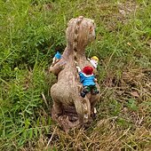 Недорогие Садовый декор-Статуэтка гнома, хватающего динозавра, из смолы, забавное украшение в виде садового гнома для двора или дома, креативный подарок из смолы для любителей динозавров и декора сада