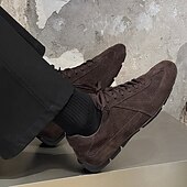 abordables Baskets-Baskets en daim marron foncé pour homme avec semelle en caoutchouc blanc, cuir de vachette élégant et durable, parfaites pour les sorties décontractées, les voyages et les événements décontractés