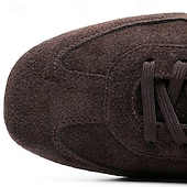 abordables Baskets-Baskets en daim marron foncé pour homme avec semelle en caoutchouc blanc, cuir de vachette élégant et durable, parfaites pour les sorties décontractées, les voyages et les événements décontractés