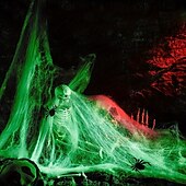 Недорогие Хэллоуин-Зелёная флуоресцентная паутина с пластиковыми пауками, идеально подходит для вечеринки в честь Хэллоуина, не требует питания, создаёт жуткую атмосферу, функция glowindark