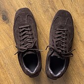 abordables Baskets-Baskets en daim marron foncé pour homme avec semelle en caoutchouc blanc, cuir de vachette élégant et durable, parfaites pour les sorties décontractées, les voyages et les événements décontractés