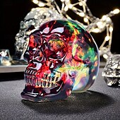 economico Halloween-Statuina di teschio in vetro fatta a mano - scultura di teschio in cristallo iridescente multicolore, decorazione fantasy americana per vari tipi di stanze, ideale per decorazioni natalizie, di