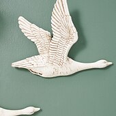 baratos esculturas de parede-Decoração de parede de ganso voador de resina dourada e branca, design de asas abertas para decoração de parede de casa, perfeito para salas de jantar, casamentos, festas e outros espaços internos