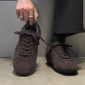 abordables Baskets-Baskets en daim marron foncé pour homme avec semelle en caoutchouc blanc, cuir de vachette élégant et durable, parfaites pour les sorties décontractées, les voyages et les événements décontractés