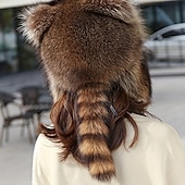 abordables Chapeaux-Bonnet en peluche marron de Noël avec queue de raton laveur pour adultes, doté d&#039;un design classique avec des cache-oreilles et une queue, parfait pour les activités de plein air hivernales