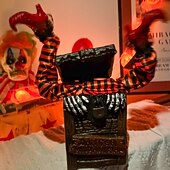 お買い得  ハロウィン-カボチャの魔女、スケルトンのフレーム、白い幽霊、動きを感知するおもちゃが入ったハロウィーンのクリエイティブな装飾ボックス