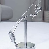 お買い得  Acessórios para festa-キネティックフィッシング彫刻 - あなたの空間のためのバランスアート フィッシャーマンキネティックバランスデスクおもちゃ フィッシング物理彫刻 自宅オフィス用 アールデコ ステンレススチール バランス物理おもちゃ