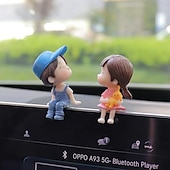 Недорогие Скульптуры-Милое украшение для автомобиля в виде пары, очаровательные фигурки целующихся кукол, романтическое украшение для приборной панели, креативный аксессуар для интерьера автомобиля, электромобиль,