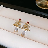 billige Kvinneringer-Elegante juletreøredobber med perler, krystaller og rød stjernedetalj