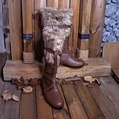 billige Riding Boots-Brune middelalderstøvler i kunstskinn til herre – fôr i kunstpels med stilig stroppdetalj, ideelle for historiske gjenskapninger, cosplay og vinterantrekk