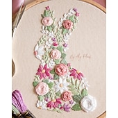 abordables Hasta 30 $-Conejito en flor, patrón de bordado de Pascua en PDF