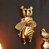 voordelige muur sculpturen-Wanddecoratie van een vliegende bij van hars, een uniek hangend ornament met insectenthema, perfect voor feestdecoratie, kamerdecoratie, woonaccessoires en wanddecoratie met een natuurlijke