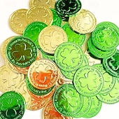 abordables Día de San Patricio-100 monedas de oro para el Día de San Patricio, monedas de la suerte de oro y verde, monedas de duende de trébol de plástico, moneda de trébol de 3 hojas para decoración de fiestas.