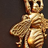 voordelige muur sculpturen-Wanddecoratie van een vliegende bij van hars, een uniek hangend ornament met insectenthema, perfect voor feestdecoratie, kamerdecoratie, woonaccessoires en wanddecoratie met een natuurlijke