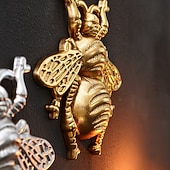 voordelige muur sculpturen-Wanddecoratie van een vliegende bij van hars, een uniek hangend ornament met insectenthema, perfect voor feestdecoratie, kamerdecoratie, woonaccessoires en wanddecoratie met een natuurlijke
