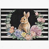abordables Felpudo-Felpudo de Pascua con forma de conejito rodeado de una corona floral floreciente sobre rayas blancas y negras, perfecto para dar la bienvenida a la primavera.