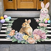 abordables Felpudo-Felpudo de Pascua con forma de conejito rodeado de una corona floral floreciente sobre rayas blancas y negras, perfecto para dar la bienvenida a la primavera.