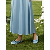abordables Demoiselle d&amp;#39;honneur-Chaussures plates bleu clair à nœud pour femmes, élégantes et confortables, idéales pour les demoiselles d'honneur lors de mariages en plein air dans un jardin.