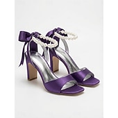 tanie Panna młoda-Damskie fioletowe satynowe szpilki ślubne z perłowym paskiem wokół kostki i kokardką, eleganckie sandały ślubne z odkrytymi palcami dla panien młodych, luksusowe buty na wysokim obcasie do ceremonii