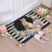 abordables Felpudo-Felpudo de Pascua con forma de conejito rodeado de una corona floral floreciente sobre rayas blancas y negras, perfecto para dar la bienvenida a la primavera.