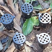 abordables Riego e irrigación-50 cestas de fertilizante de plástico resistentes para plantas con tapa de cúpula: liberación automática de nutrientes, drenaje de fondo abierto, macetas apilables para viveros de interior/exterior,