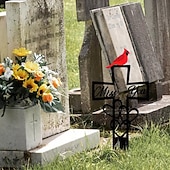 levne Sochy-kovová pamětní deska na hřbitově na památku, železný kříž s červeným kardinálem a květinovou výzdobou, venkovní zahradní kůl na památku pamětního dne, dekorace hřbitovního dvora