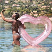 זול דקורציה לפטיו-טבעת שחייה בצורת לב עם נצנצים, מצע מצופה למבוגרים עם טבעת שחייה מעובה, זמין במידות 35.43 אינץ' / 47.24 אינץ'