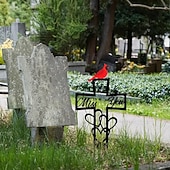 levne Sochy-kovová pamětní deska na hřbitově na památku, železný kříž s červeným kardinálem a květinovou výzdobou, venkovní zahradní kůl na památku pamětního dne, dekorace hřbitovního dvora