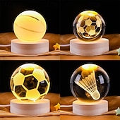 economico Luci notturne 3D-Lampada a sfera di cristallo 3D da 6 cm con disegno sportivo inciso: calcio, basket, badminton, tennis, luce notturna a LED alimentata tramite USB con base in legno per camera da letto, feste,