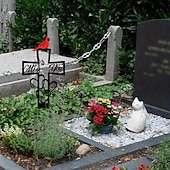 levne Sochy-kovová pamětní deska na hřbitově na památku, železný kříž s červeným kardinálem a květinovou výzdobou, venkovní zahradní kůl na památku pamětního dne, dekorace hřbitovního dvora