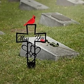 levne Sochy-kovová pamětní deska na hřbitově na památku, železný kříž s červeným kardinálem a květinovou výzdobou, venkovní zahradní kůl na památku pamětního dne, dekorace hřbitovního dvora