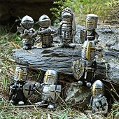 abordables Accessoires et plus-Lot de 8 nains de jardin chevaliers décoratifs, sculptures médiévales amusantes, statues de gardes militaires, décoration extérieure pour jardin ou pelouse, en résine, cadeau pour la fête des pères